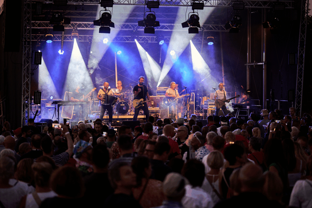Bühne mit Lichttechnik beim Sommerfest der Steinheimer Karnevalsgesellschaft