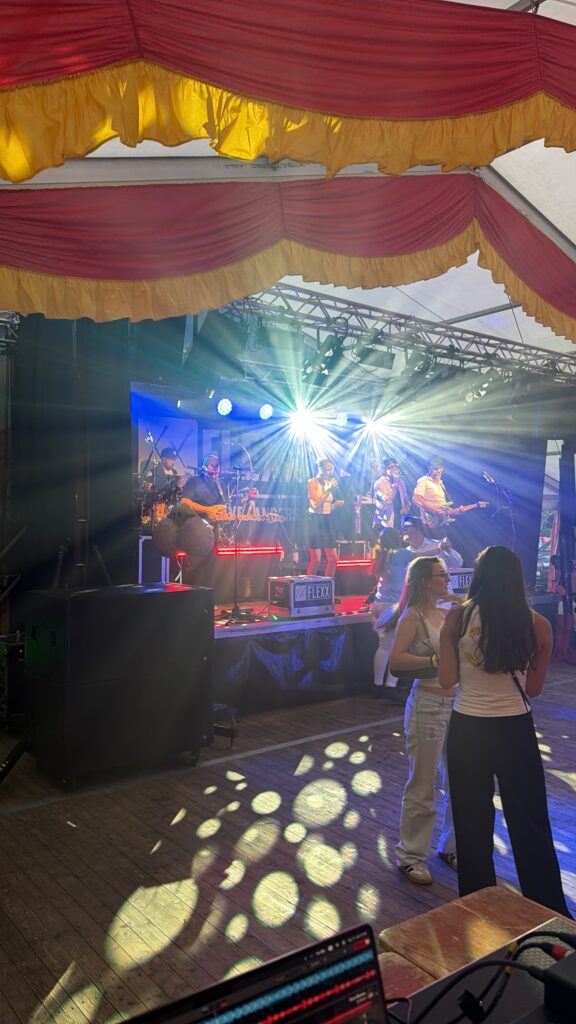 Partyband FLEXX live auf der Bühne, betreut von Klaes Light & Sound