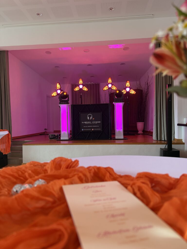 DJ-Pult mit Lichttechnik beim DJ-Service Steinheim