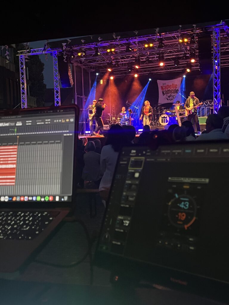 Kapelle Kamelle live auf der Bühne mit Ton- und Lichttechnik