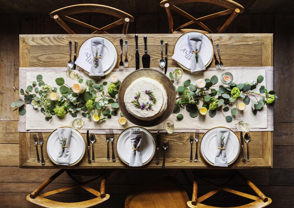Festlich dekorierte Tafel mit Blumen und Gläsern