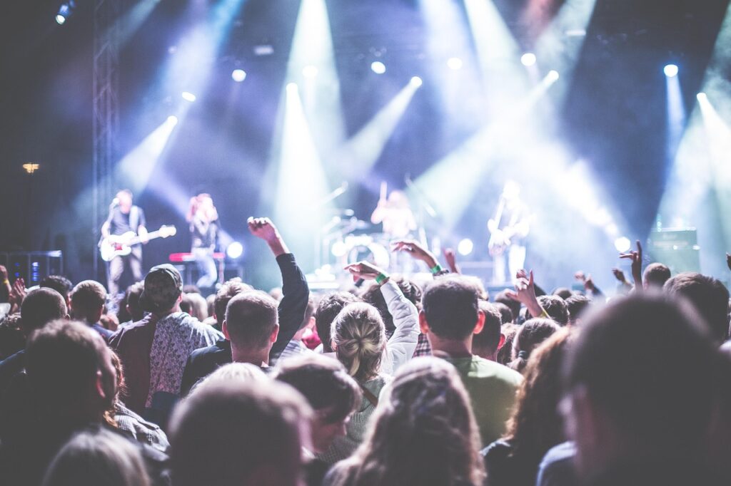 Band auf einer Festivalbühne mit farbigem Bühnenlicht